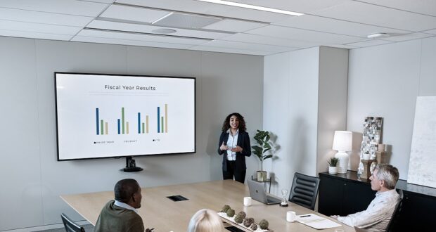 MXA920_Meeting_Lifestyle_Presenting